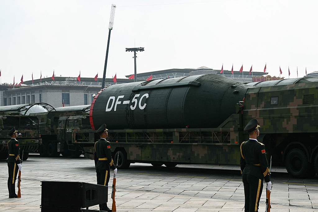 Les missiles nucléaires stratégiques intercontinentaux alimentés par les liquides de la Chine, DF-5C, sont inspectés lors du défilé du jour V, Pékin, 3 septembre 2025. / VCG