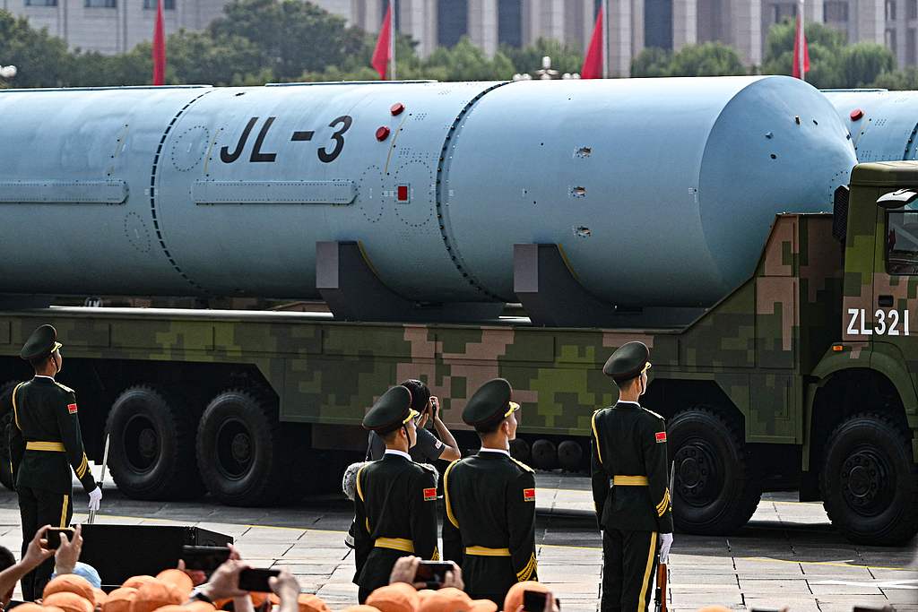 Les missiles intercontinentaux lancés par sous-marin JL-3 sont inspectés lors de la parade V-Day, Pékin, 3 septembre 2025. / VCG