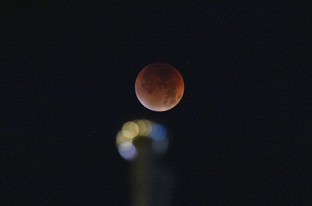 La lune de sang dans le ciel lors d'une éclipse lunaire totale, Pékin, Chine, 8 septembre 2025. / VCG