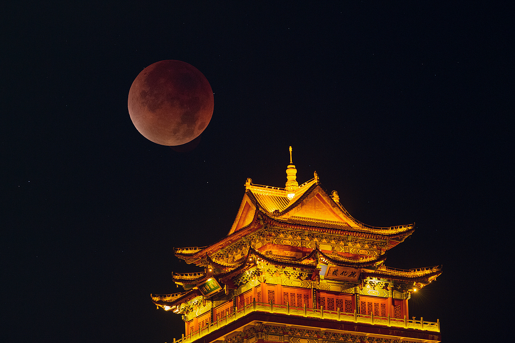 La lune de sang dans le ciel lors d'une éclipse lunaire totale, Jiujiang City, province du Jiangxi de la Chine orientale, 8 septembre 2025. / VCG