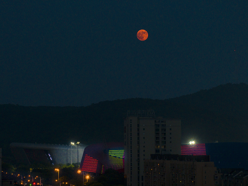 La lune de sang dans le ciel lors d'une éclipse lunaire totale, Zhenjiang City, province du Jiangsu de la Chine orientale, 7 septembre 2025. / VCG