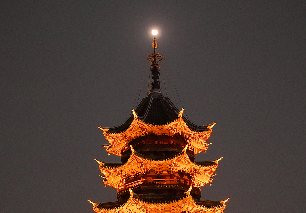La lune de sang dans le ciel lors d'une éclipse lunaire totale, la ville de Suzhou, la province du Jiangsu de la Chine orientale, 7 septembre 2025. / VCG