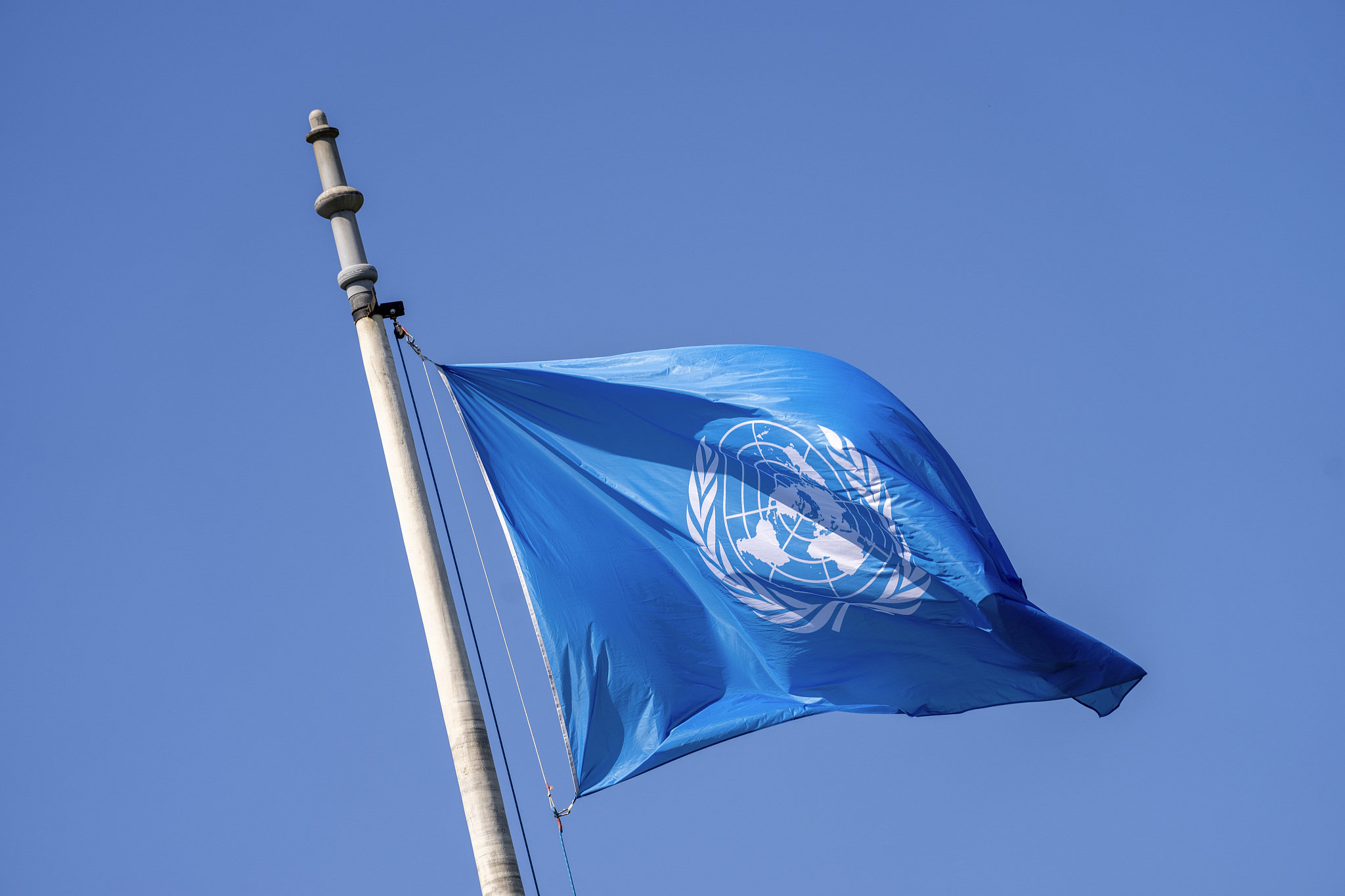 Le drapeau des Nations Unies vague à l'extérieur du Palace Peace, abritant la Cour internationale de justice à La Haye, Pays-Bas, 23 mai 2024. / VCG