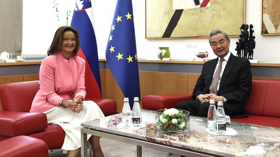 Le ministre chinois des Affaires étrangères Wang Yi rencontre le ministre slovène des Affaires étrangères Tanja Fajon à Ljubljana, Slovénie, 13 septembre 2025. / Ministère chinois des Affaires étrangères