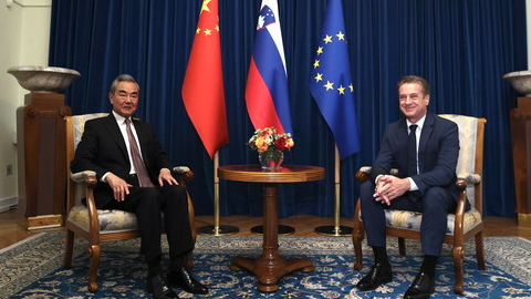 Le ministre chinois des Affaires étrangères Wang Yi rencontre le Premier ministre slovène Robert Golob à Ljubljana, Slovénie, 13 septembre 2025. / Ministère chinois des Affaires étrangères