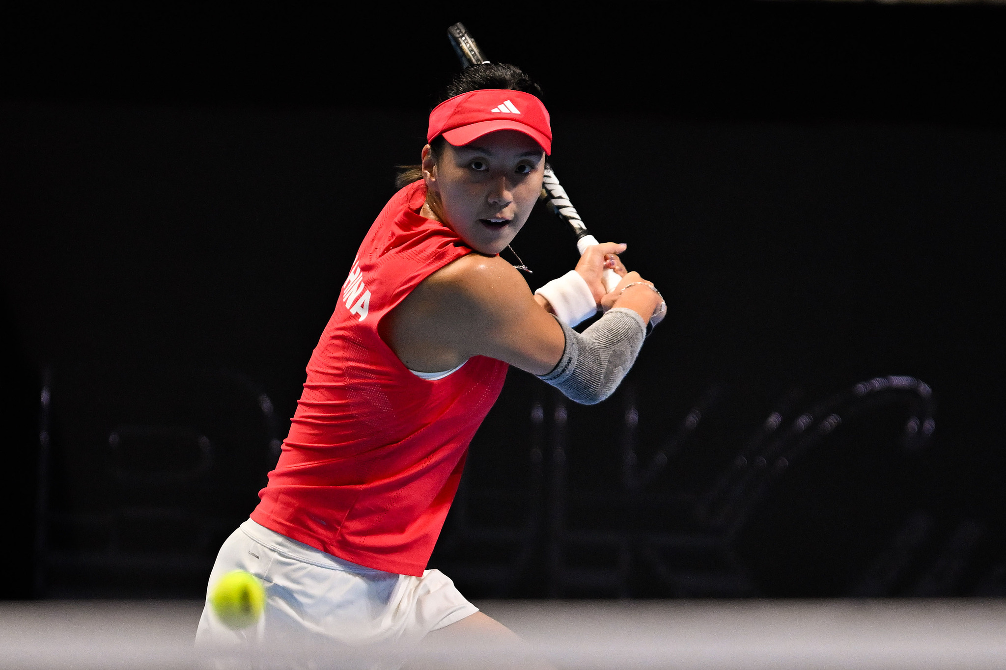 Le Wang Xinyu en Chine frappe un coup contre le Jasmine Paolini italien lors d'une égalité en quart de finale à la Billie Jean King Cup à Shenzhen, Chine, 16 septembre 2025. / VCG