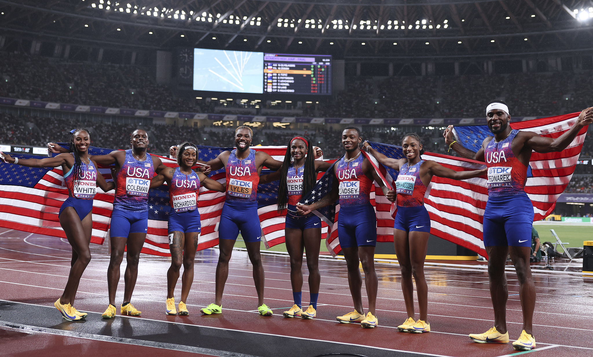 LR: Kayla White, Christian Coleman, Sha'carri Richardson, Noah Lyles, Twanisha Terry, Courtney Lindsey, Melissa Jefferson-Wooden et Kenny Bednarek des États-Unis célèbrent après avoir remporté les finales féminines de 4 × 100 mètres.