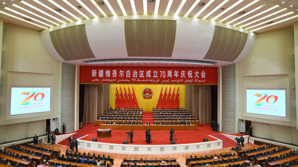 Un grand rassemblement célébrant le 70e anniversaire de la fondation de la région autonome du Xinjiang Uygur se déroule à Urumqi, dans le nord-ouest de la région autonome du Xinjiang Uygur, le 25 septembre 2025. / Xinhua
