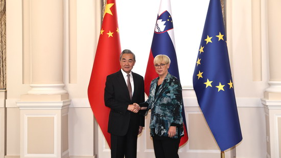 Le ministre chinois des Affaires étrangères Wang Yi rencontre la présidente slovène Natasa Pirc Musar à Ljubljana, Slovénie, 13 septembre 2025. / Ministère chinois des Affaires étrangères
