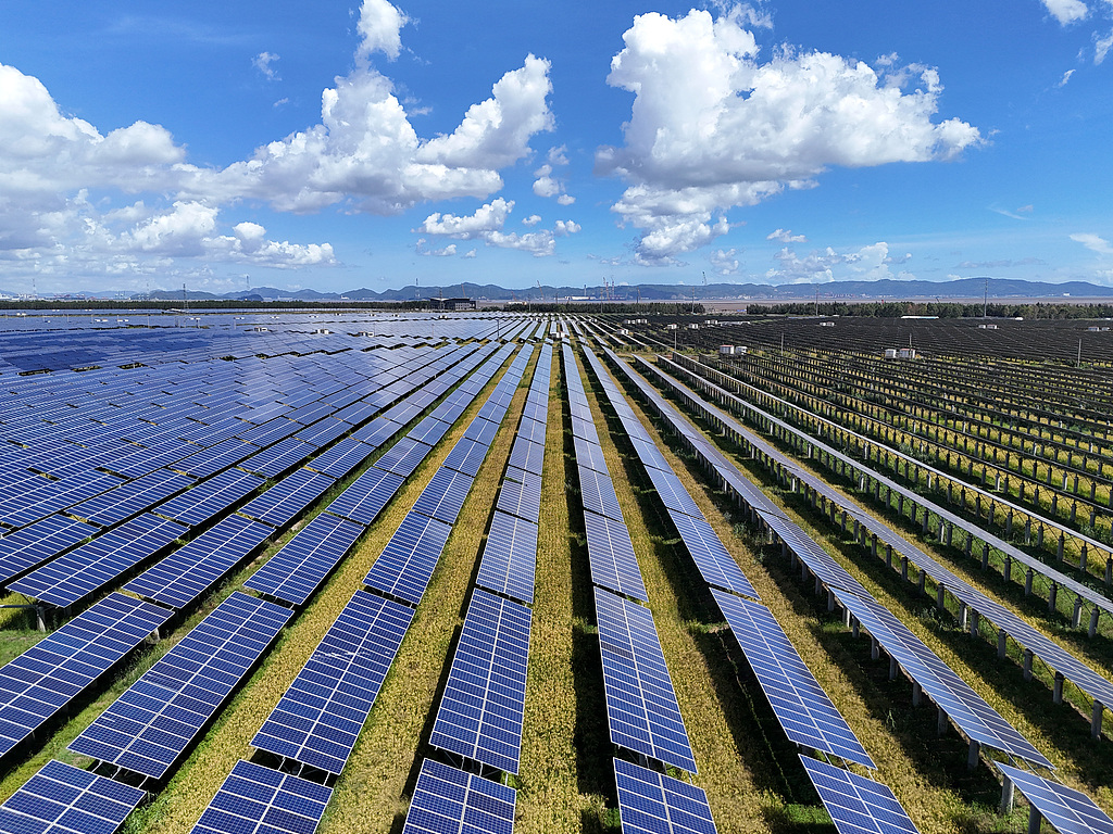 Une centrale solaire dans la ville de Wenzhou, province du Zhejiang de l'est de la Chine, 18 septembre 2025. / VCG