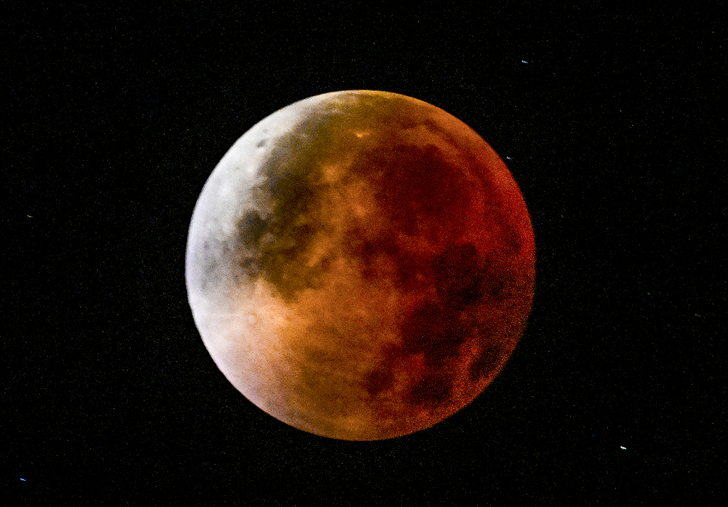 La lune de sang dans le ciel lors d'une éclipse lunaire totale, Chongqing City, Southwest China, 8 septembre 2025. / VCG