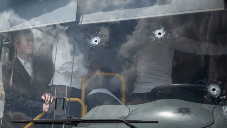 Des hommes armés palestiniens tuent 6 dans l&rsquo;attaque de tir de Jérusalem en bus