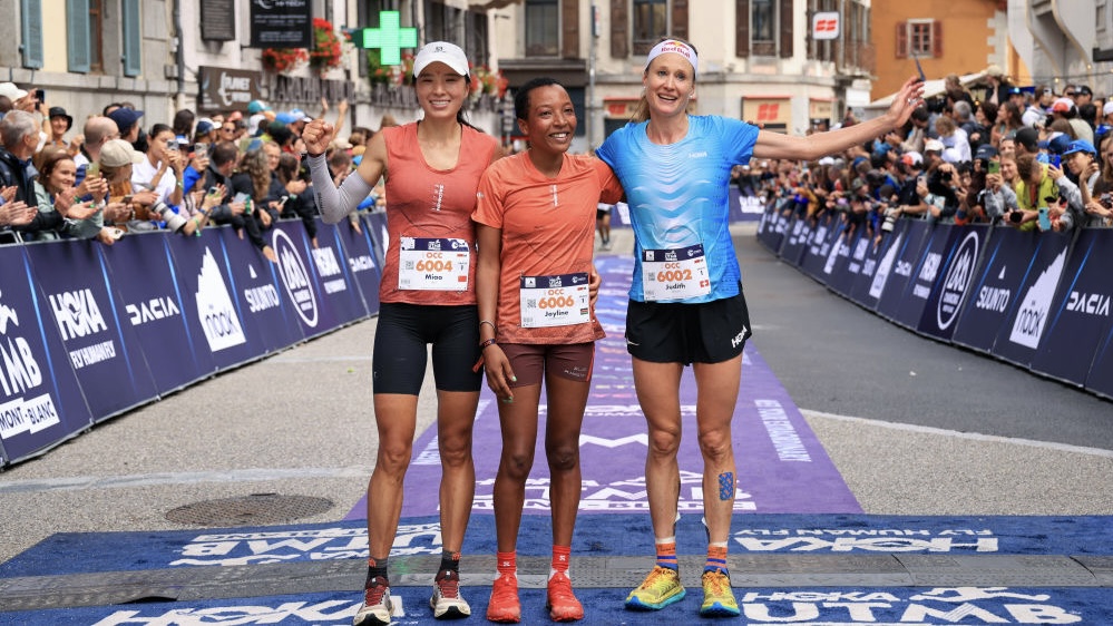 Yao Miao (L), la Joyline Chepngeno (C) du Kenya et la Judith Wyder (R) en Suisse, la Suisse, la Suisse, la Suisse, la course de Trail Utmb Ultra Race au pied du Mont Blanc à Chamonix, France, le 28 août 2025. / UTMB