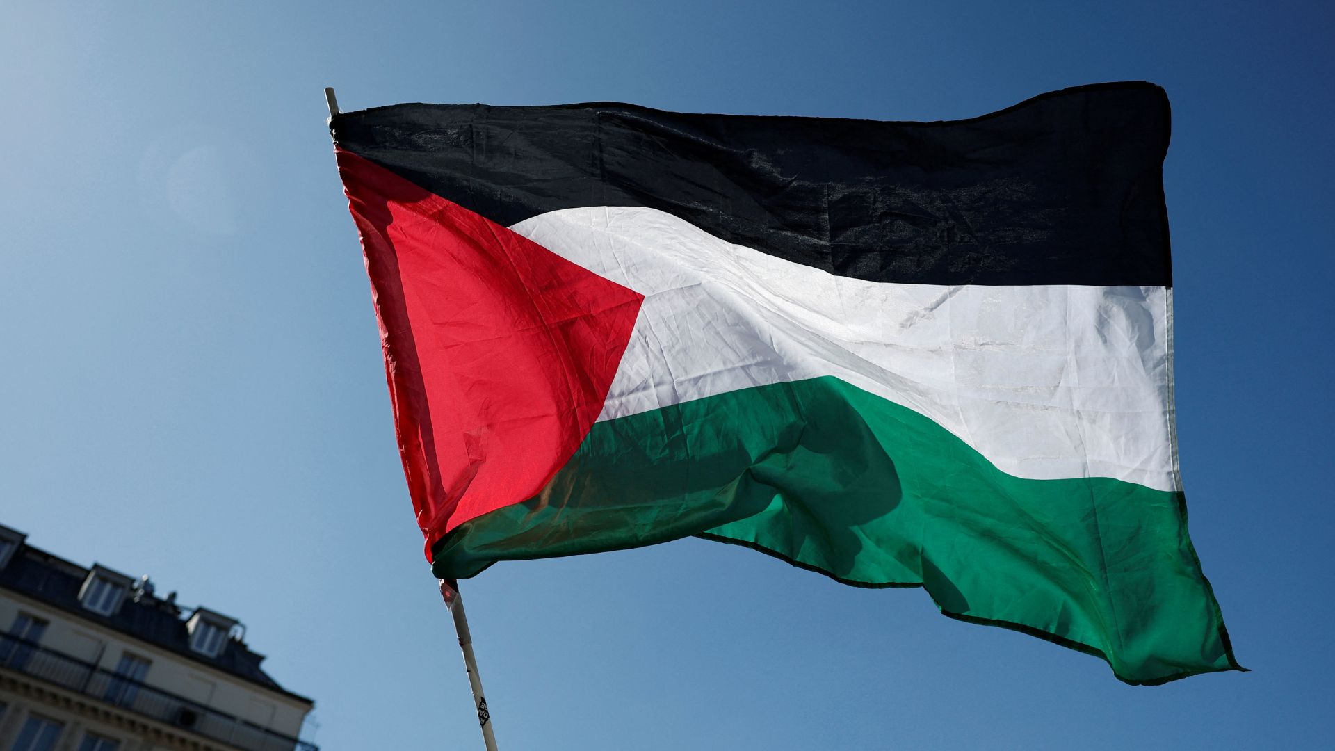 Un drapeau palestinien vole lors d'une manifestation à Paris la semaine dernière. / Benoit Tessier / Reuters