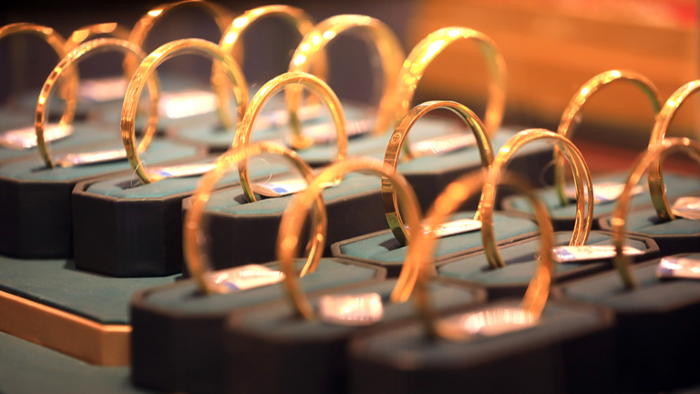 Gold Smashes Record on Fed Cut Bets et Eroding Trust