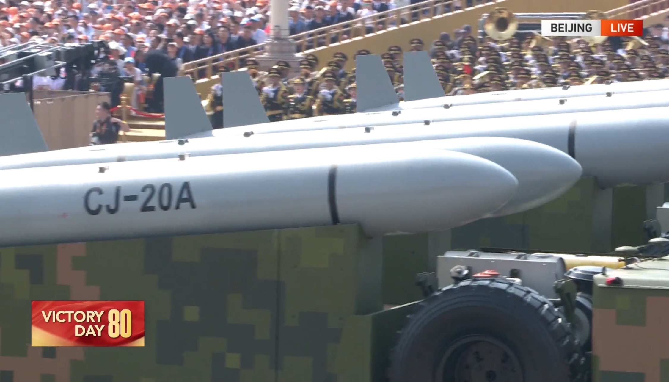 Les missiles de croisière CJ-20A sont inspectés lors de la parade V-Day, Pékin, 3 septembre 2025. / CGTN