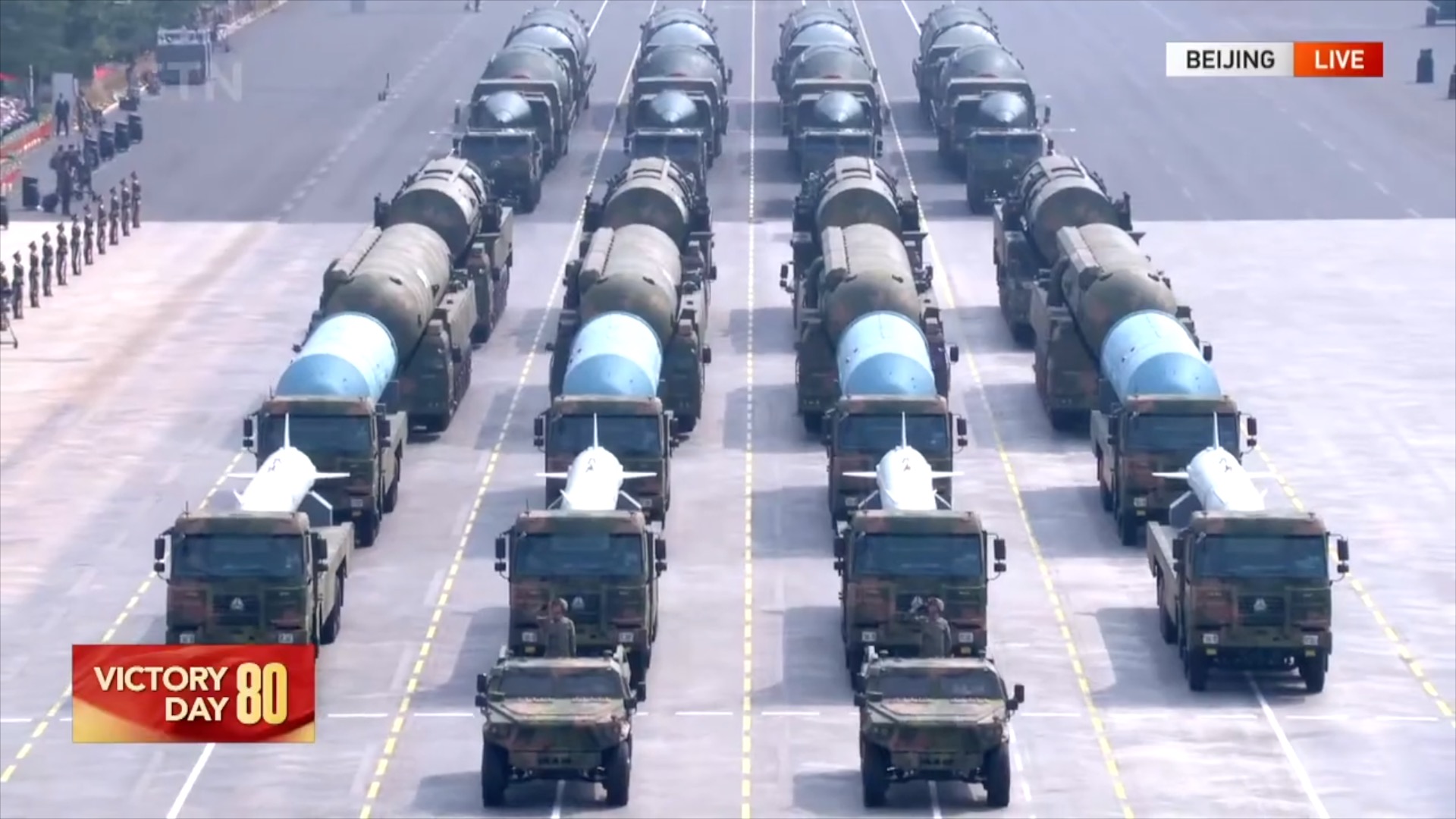 Groupe de grève stratégique très attendu inspecté dans le défilé en V-day