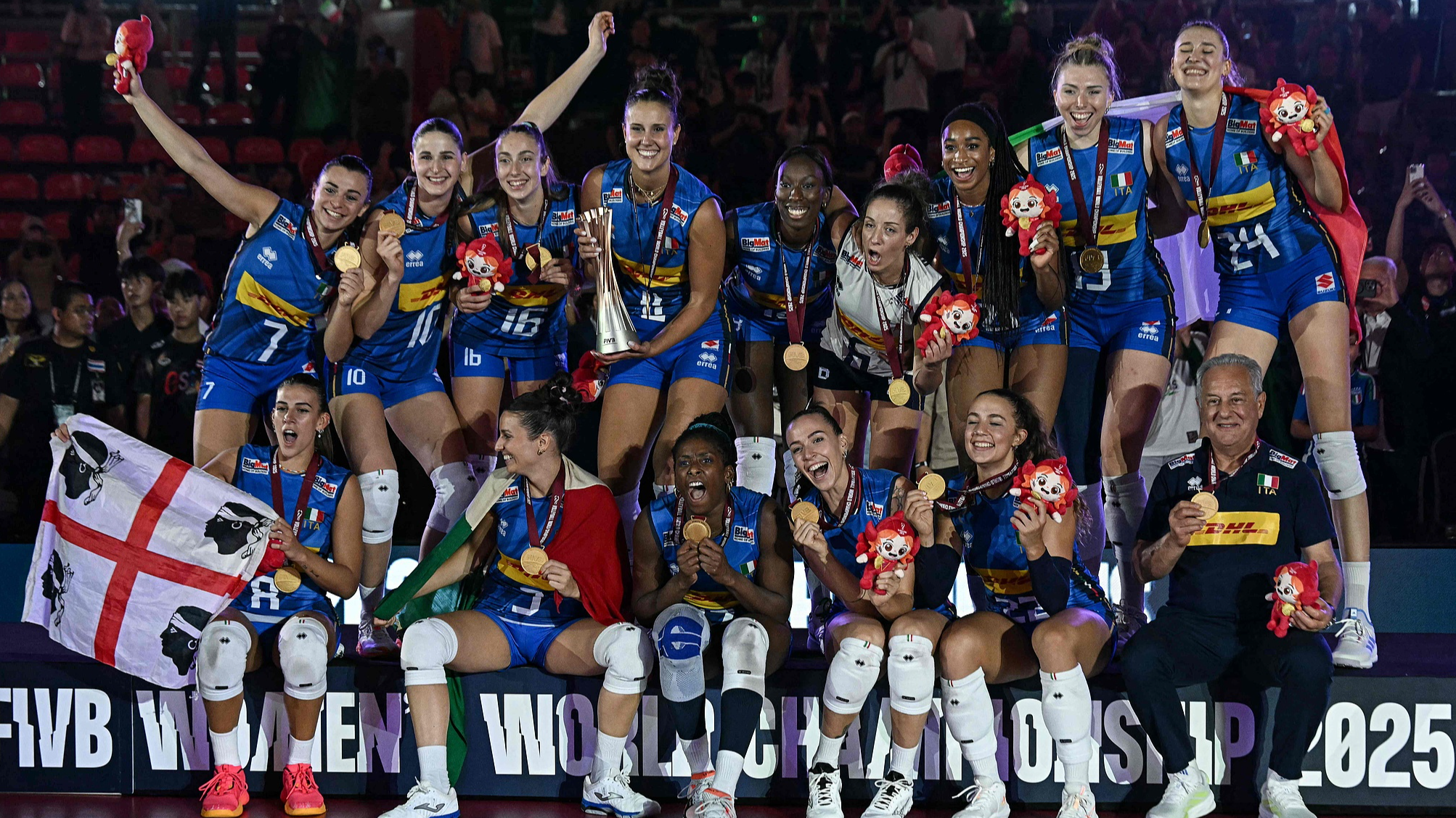 L'Italie posent avec leurs médailles d'or après avoir remporté le dernier match contre Turkiye dans les championnats du monde féminin de volleyball 2025 à Bangkok, le 7 septembre 2025. / VCG