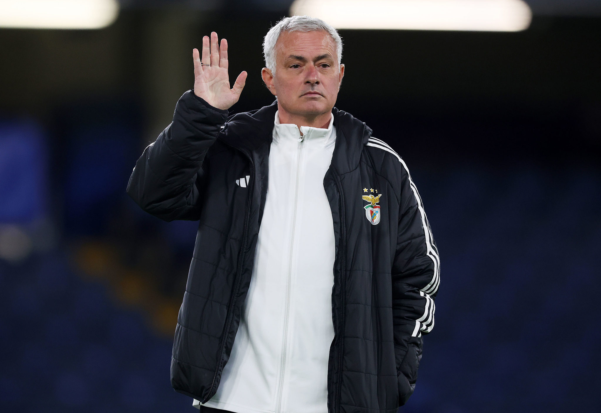 Jose Mourinho, entraîneur de Benfica, assiste à la session de formation du club à Stamford Bridge avant le match de la Ligue des champions de l'UEFA contre Chelsea à Londres, en Angleterre, le 29 septembre 2025. / VCG