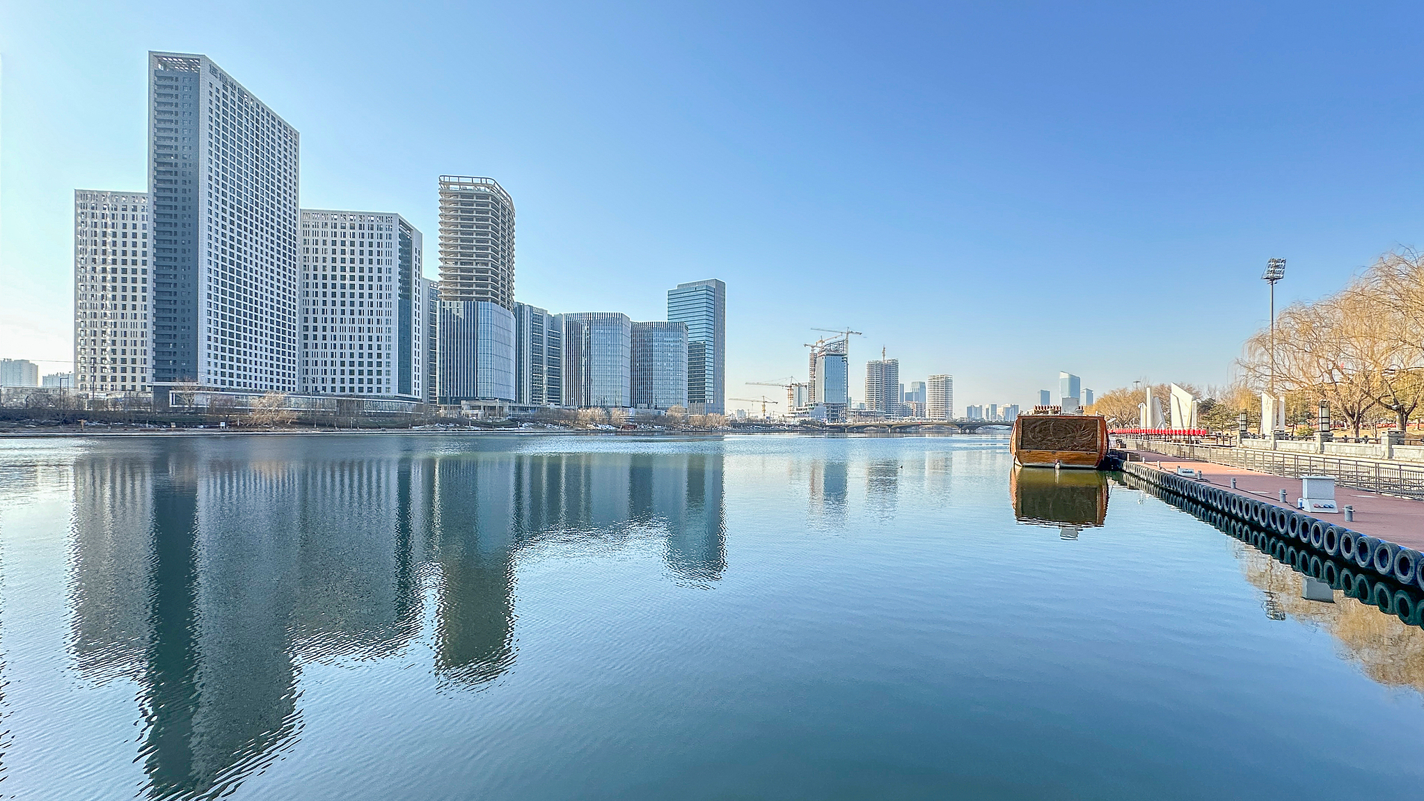 Des immeubles de grande hauteur dans le quartier des affaires du canal, sous-centre de Pékin, 8 janvier 2024. / VCG
