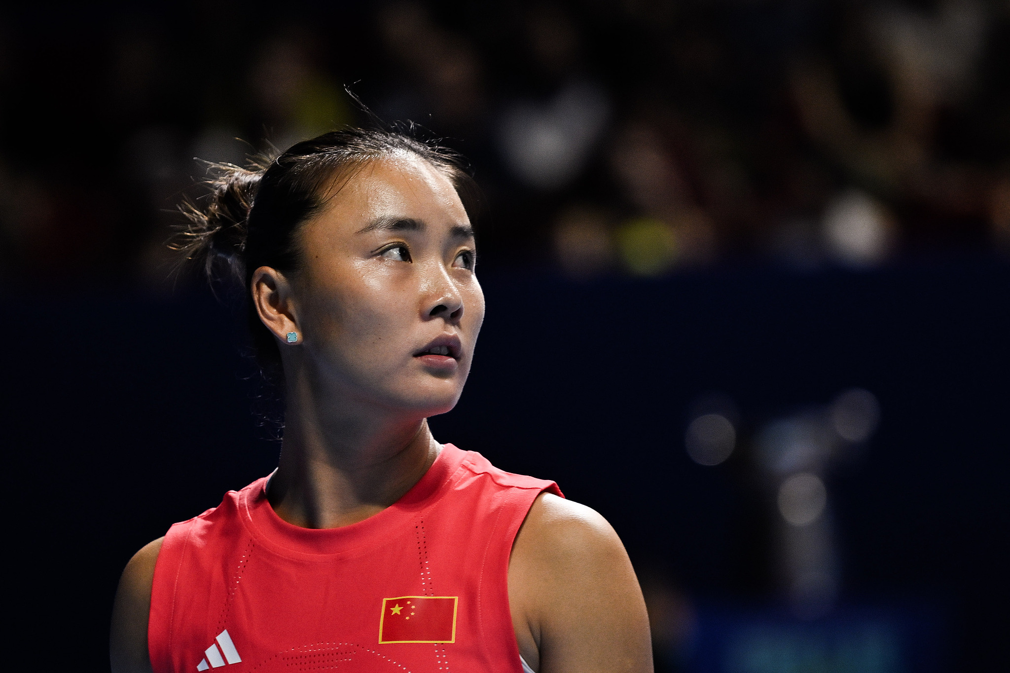 Le Yuan Yue en Chine réagit après un point contre Elisabetta Cocciretto italien en quart d'équipe en quart de finale à la Billie Jean King Cup à Shenzhen, en Chine, 16 septembre 2025. / VCG