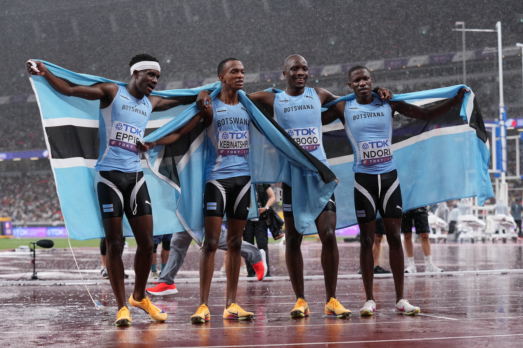 LR: Lee Bhekempilo Eppie, Collen Kebinatshipi, Letsile Tebogo et Bayapo Ndori du Botswana célèbrent après avoir remporté la finale du relais 4 × 400 mètres masculin aux championnats du monde d'athlétisme à Tokyo, Japon, 21 septembre 2025. / VCG
