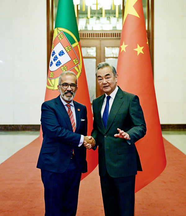 Le FM chinois rencontre homologue portugais, prêt à approfondir les liens