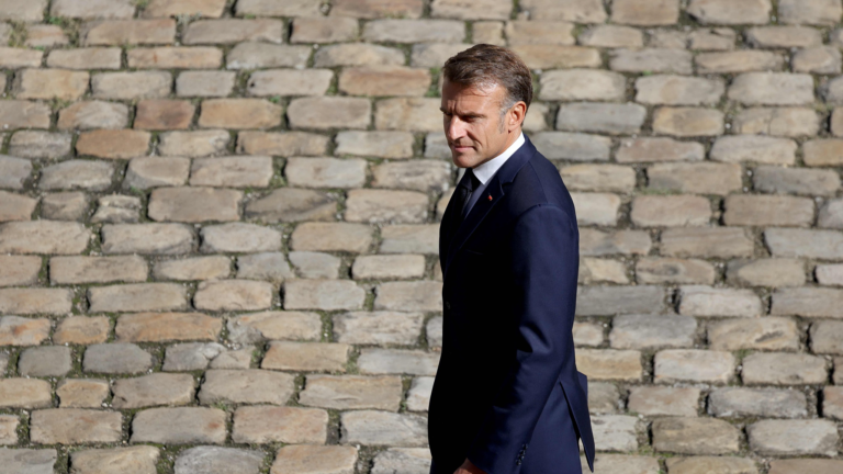 Le Macron de la France cherche un nouveau Premier ministre après l&rsquo;effondrement du gouvernement