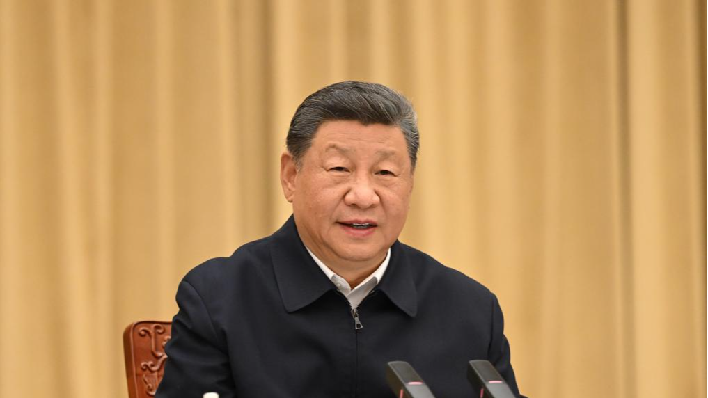 Le président chinois Xi Jinping, également secrétaire général du Comité central du Parti communiste chinois (CPC) et président de la Commission militaire centrale, écoute les rapports de travail du CPC Xinjiang Regional Committee et du gouvernement régional à Urumqi, capitale de la région autonome de Xinjiang Uygur dans le nord-ouest de la Chine, le 24 septembre.
