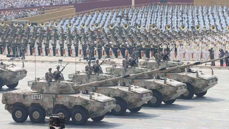 Les groupes de combat de terre, maritime et aérien sont inspectés dans le défilé en V-Day en Chine