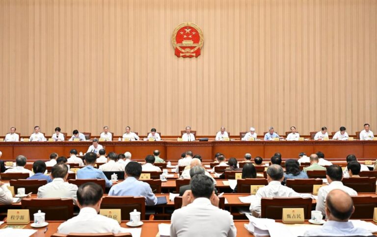 Les législateurs chinois entendent des rapports lors de la session du Comité permanent du NPC