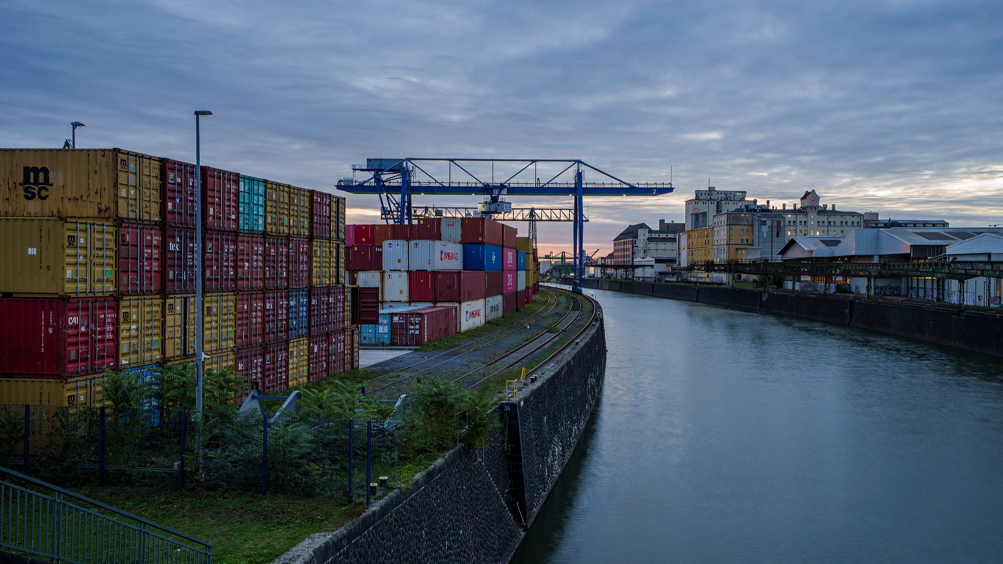 Les conteneurs s'accumulent dans le port d'Osthafen à Francfort, Allemagne, 23 septembre 2025. / VCG
