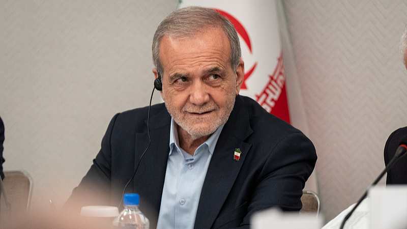 Le président iranien Masoud Pezeshkian répond aux questions des médias lors d'un point de presse à New York, États-Unis, 26 septembre 2025. / VCG