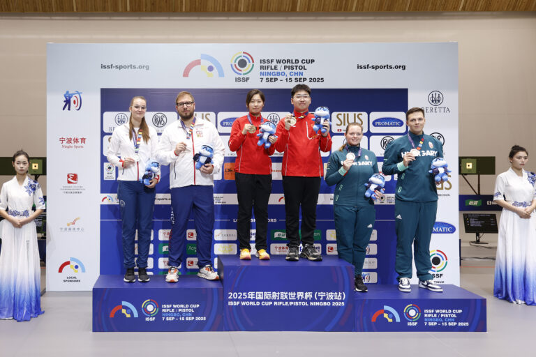 Les tireurs de maison gagnent un or, un argent à la Coupe du monde ISSF à Ningbo