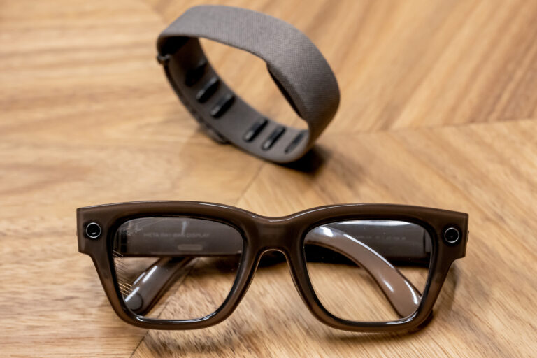 Meta présente de nouvelles lunettes intelligentes avec affichage