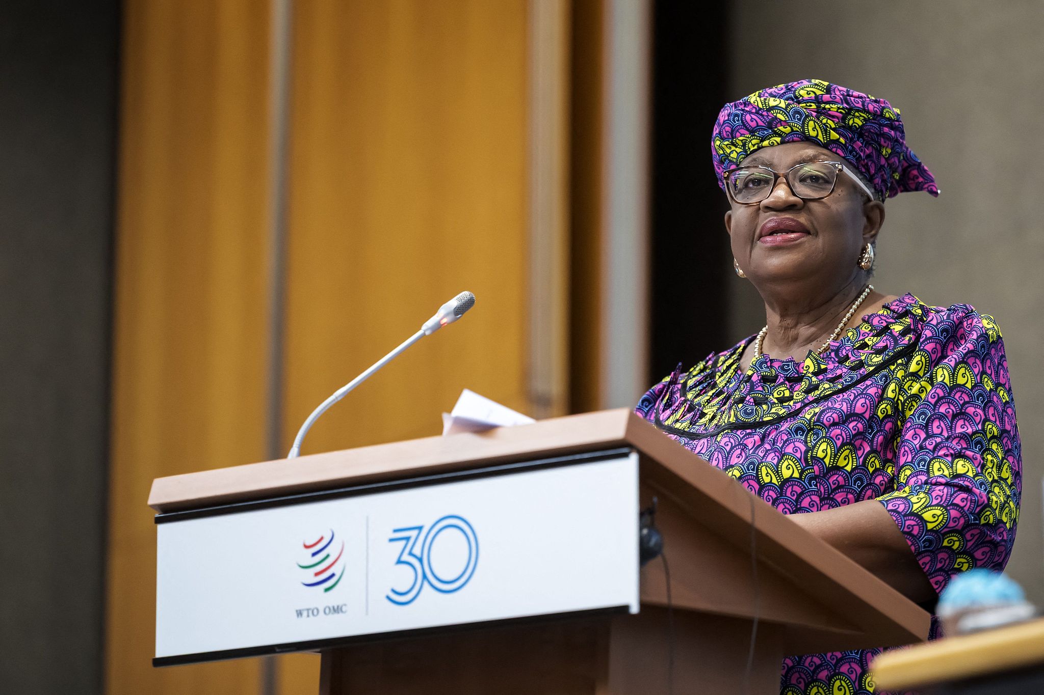 Le directeur général de l'Organisation mondiale du commerce (OMC) Ngozi Okonjo-Iweala prononce un discours lors d'une cérémonie à Genève, en Suisse, le 15 septembre 2025. / VCG