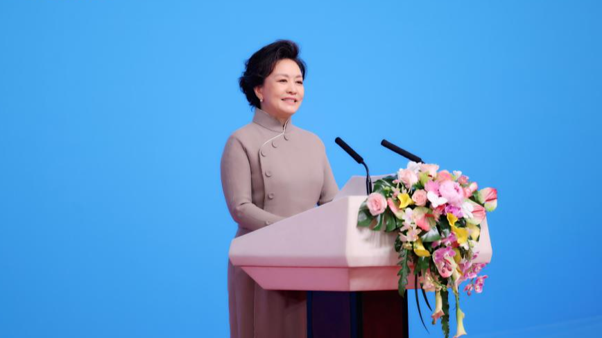Peng Liyuan s'adresse au prix du prix de l'éducation des filles et des femmes de l'UNESCO pour les filles à Pékin, capitale de la Chine, 19 septembre 2025. / Xinhua