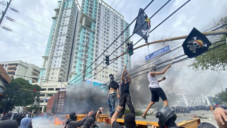 Protests in the Philippines, 49 arrests, 70 injured agents