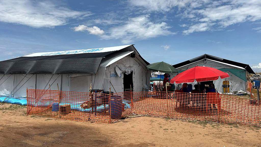 Les gens sont assis devant un centre d'isolement du choléra dans un camp de réfugiés dans l'ouest du Soudan, Tawila City, Darfour, 14 août 2025. / VCG