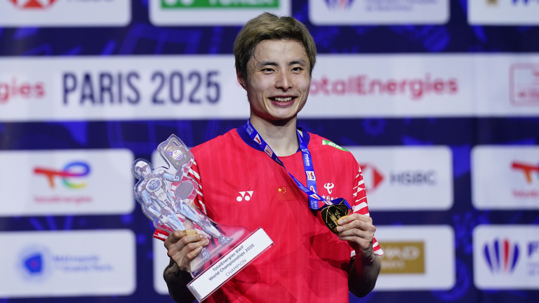 Shi tient Vitidesarn pour remporter le titre mondial Maiden Badminton