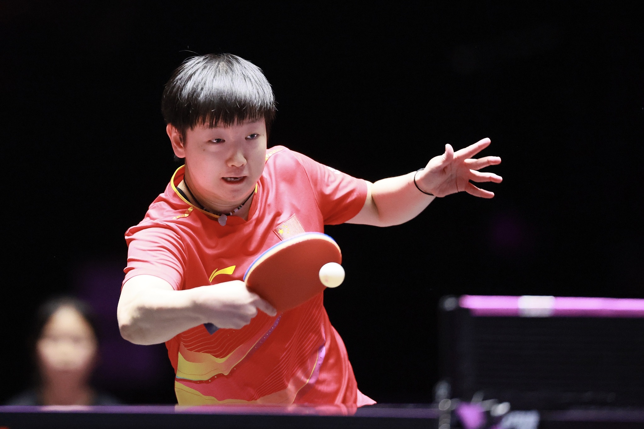 Sun Yingsha de Chine frappe un coup contre Bernadette Szocs de Roumanie lors d'une ronde de 16 ans en simple de 16 ans au World Table Tennis (WTT) Champions Macao en Chine Macao SAR (région administrative spéciale), 12 septembre 2025. / VCG