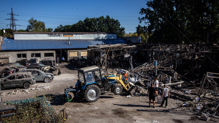 Ukraine affirme que la raffinerie de pétrole dans la région de Leningrad russe