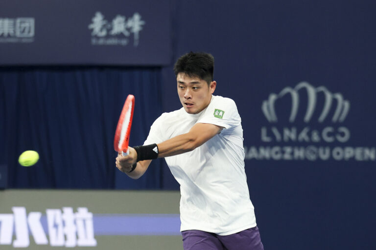 Wu Yibing se bat pour bouleverser Daniil Medvedev à ATP Hangzhou Open