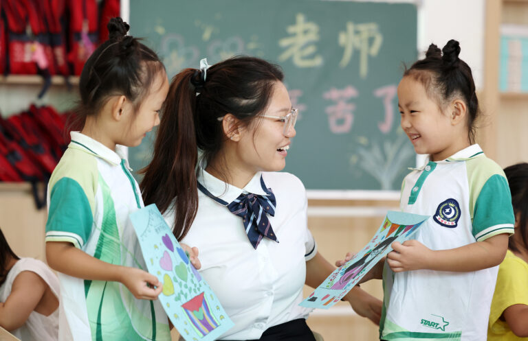 Xi envoie les salutations de la journée des enseignants, exhorte à nourrir les jeunes capables