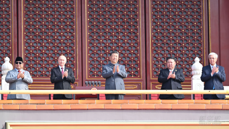 Xi salue le rajeunissement national «imparable» à la commémoration du jour V-Day