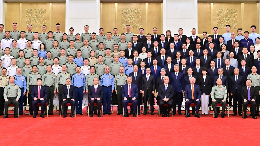 Le président chinois Xi Jinping, également secrétaire général du Comité central du Parti communiste du Chine et président de la Commission militaire centrale, pose pour des photos avec des représentants de divers groupes impliqués dans l'organisation des activités pour marquer le 80e anniversaire de la victoire de la guerre du peuple du peuple du peuple à Beijing, en Chine, le 17 septembre, 2025.