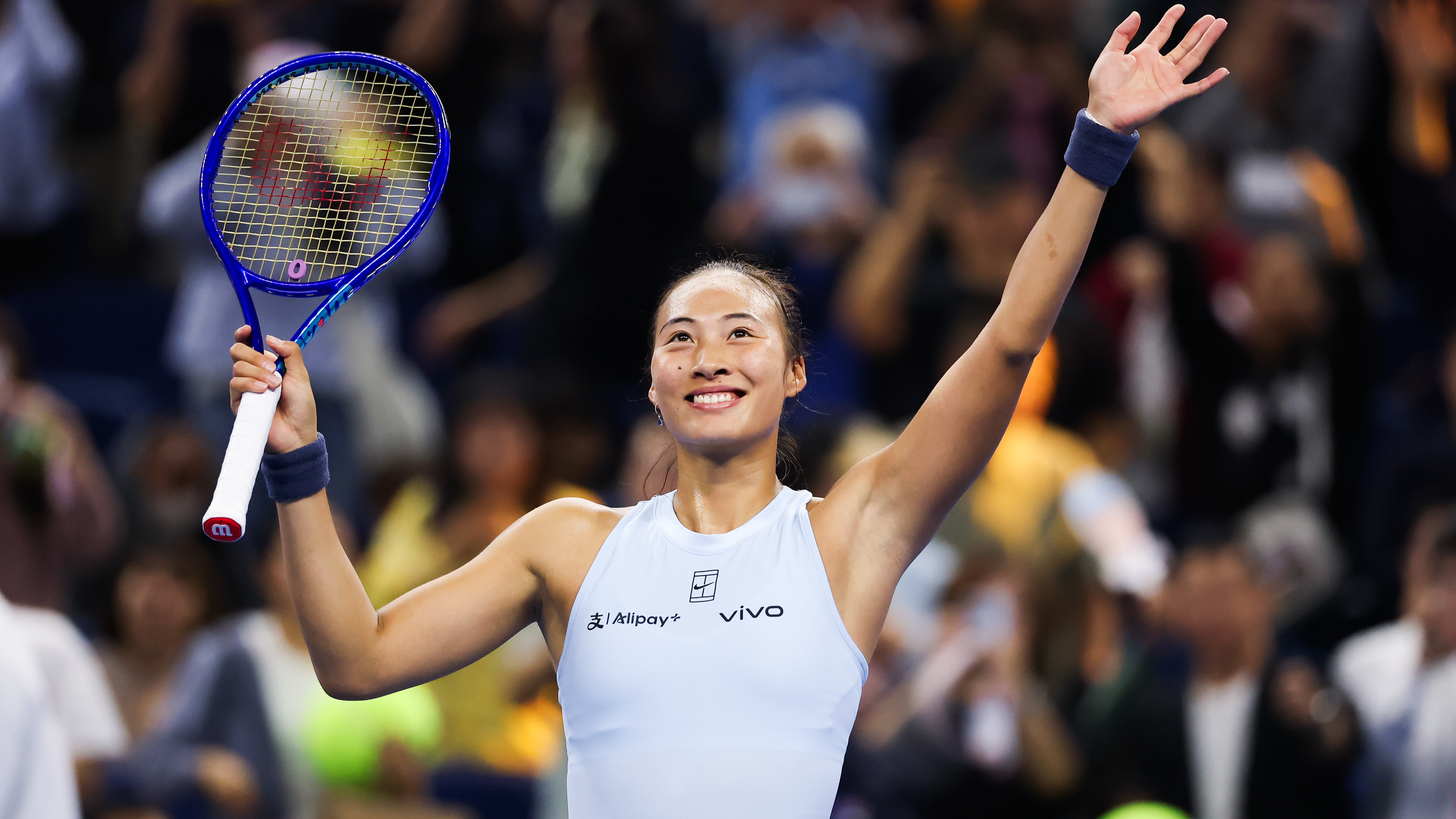 Zheng Qinwen en Chine reconnaît les fans de la maison après avoir vaincu Emiliana Arango en Colombie dans un match féminin en simple à l'Open de Chine à Pékin, 27 septembre 2025. / VCG