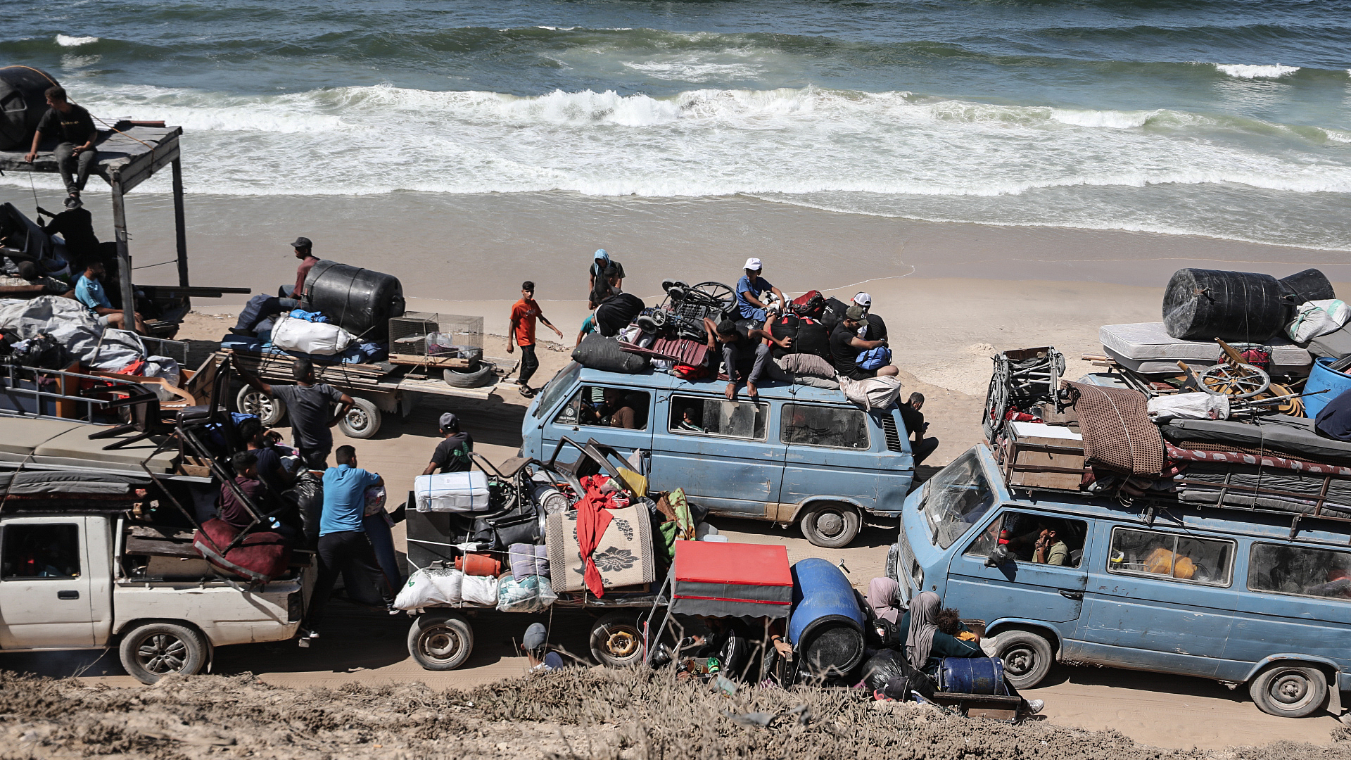 Les Palestiniens, portant leurs effets personnels par véhicule ou sur le dos, continuent de fuir vers le sud de Gaza après avoir intensifié les attaques israéliennes à Gaza City, le 1er octobre 2025. / VCG