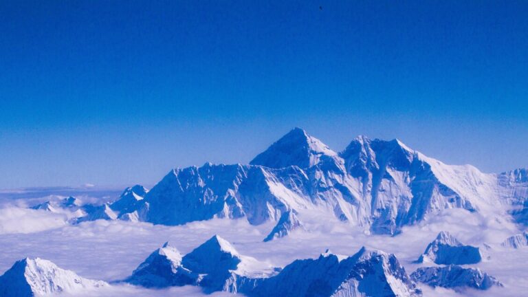 A dead and over 200 mountaineers still blocked on Everest