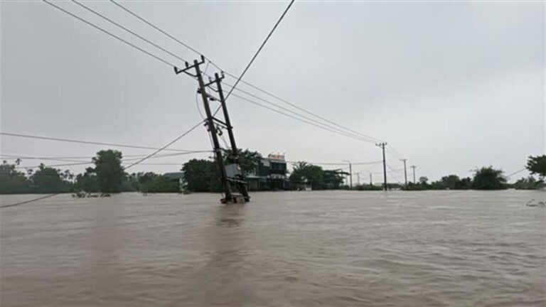Flood in Vietnam, bridge collapses, hundreds of families isolated